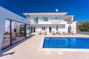 VILLA ALMIC with heated pool, 5 bedrooms, Gaming room, a multi-use playground court